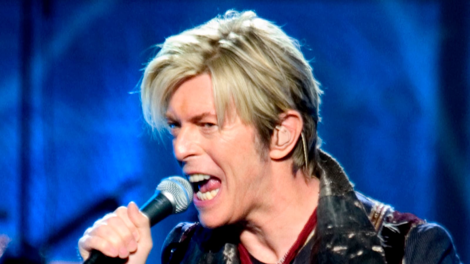 articles/2011/07/12/david-bowie-starman-biography-9-juiciest-bits/david-bowie-dzieza_hetwz3