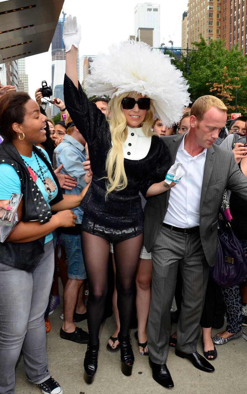 galleries/2012/11/21/elle-fanning-lady-gaga-more-channel-pilgrim-fashion-thanksgiving-style-photos/pilgrim-style-gaga_xcatgq