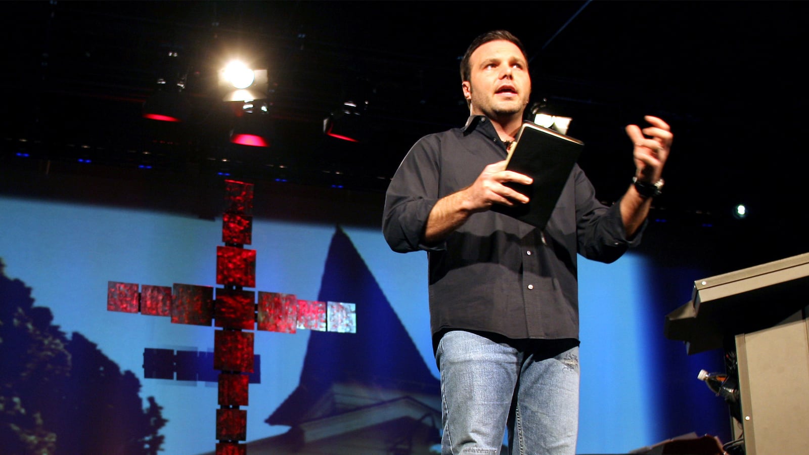 articles/2016/02/21/mars-hill-s-controversial-pastor-mark-driscoll-is-back-with-a-new-megachurch-in-phoenix/160220-brandy-mars-hill-tease_ey8i3v