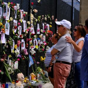 2021-06-26T203414Z_1303969707_RC2F8O9XK6T2_RTRMADP_3_MIAMI-BUILDING_a191bl