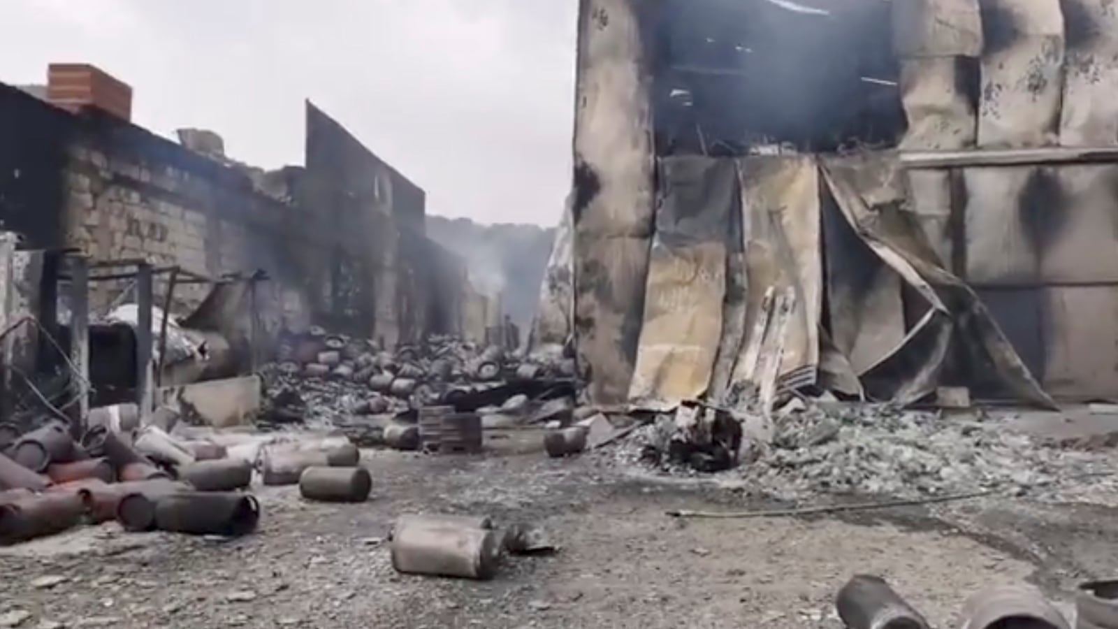 2021-07-25T194814Z_547807052_RC2VRO95R6J4_RTRMADP_3_EUROPE-WEATHER-ITALY-FIRES_cieefs