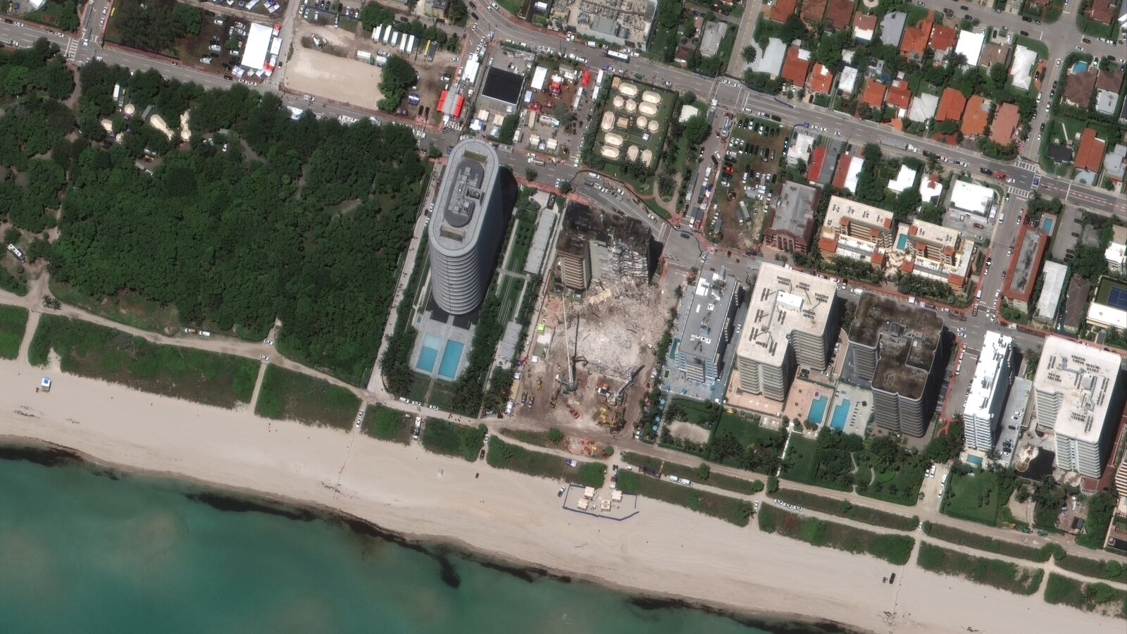 2021-07-03T201817Z_175405420_RC21DO9VBIX2_RTRMADP_3_MIAMI-BUILDING_p9fzga