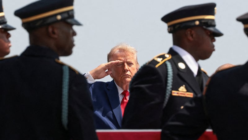 U.S. President Donald Trump salutes as members of the military carry the transfer case of U.S. Army Pvt. Isabella Gonzales of the 1st Battalion, 57th Air Defense Artillery Regiment, 52nd Air Defense Artillery Brigade, 10th Army Air Missile Defense Command, who was killed during an attack at Muwaffaq Salti Air Base in Jordan, during a dignified transfer of her remains at Dover Air Force Base in Dover, Delaware, U.S., July 22, 2026. REUTERS/Evelyn Hockstein      TPX IMAGES OF THE DAY
