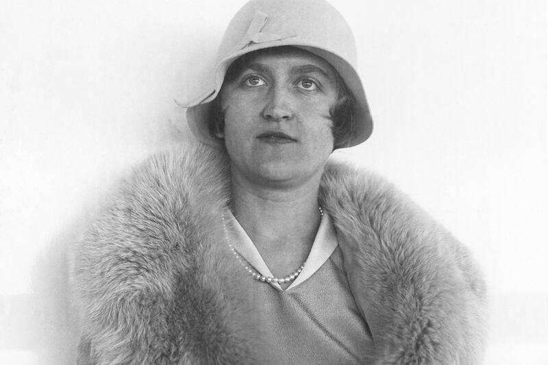 articles/2013/09/03/the-mysterious-life-death-and-afterlife-of-heiress-huguette-clark/130902-Huguette-Clark-tease_agms6d