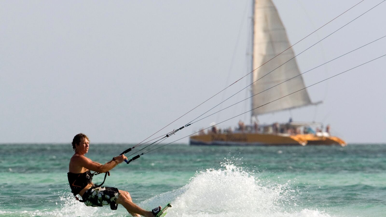 2008-06-08T120000Z_1147482375_GM1E469036G01_RTRMADP_3_KITE_ntauf4