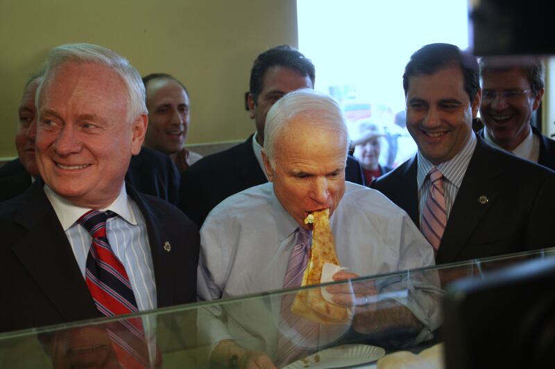 galleries/2011/09/20/herman-cain-sarah-palin-and-more-politicians-eating-pizza-photos/pols-pizza-mccain_qt33ef