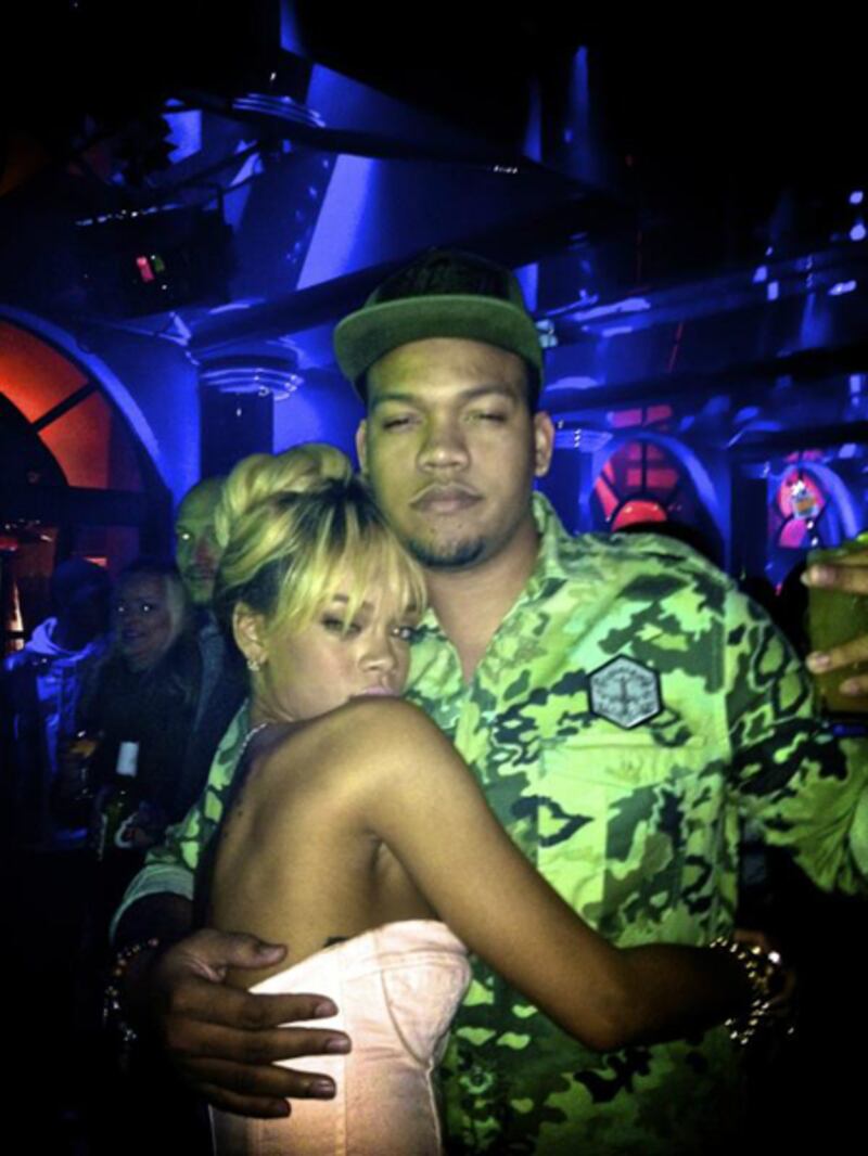 galleries/2012/02/26/rihanna-mariah-carey-and-more-celebrity-twitter-photos/twitpics-1223-rihanna_mntume