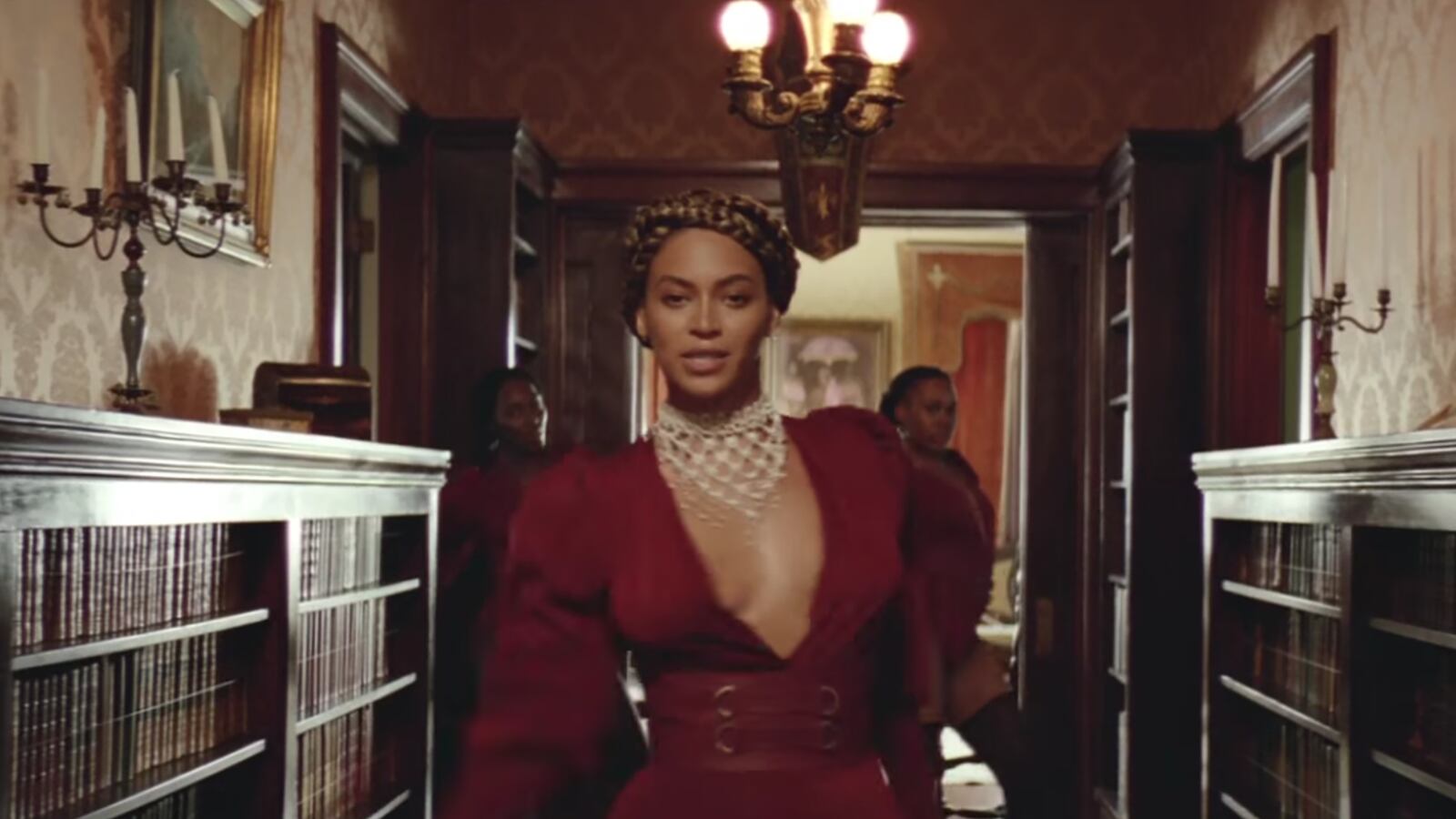 articles/2016/02/09/we-all-need-beyonce-s-hot-sauce/160208-taylor-beyonce-hot-sauce-tease_u3qkvb