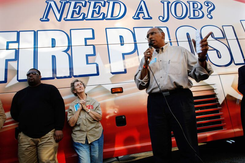 galleries/2011/10/19/political-bus-wars-obama-mccain-romney-bachmann-and-more-photos/politician-bus-tour-gal-steele_zetgzs