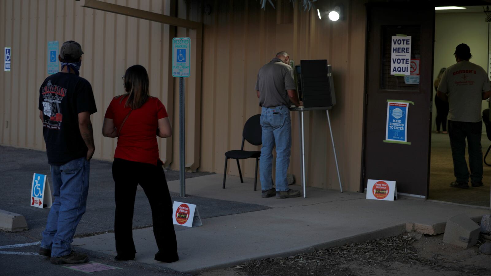 2020-11-04T011457Z_1083405757_RC21WJ9AX5L7_RTRMADP_3_USA-ELECTION-ARIZONA_mwgqcn