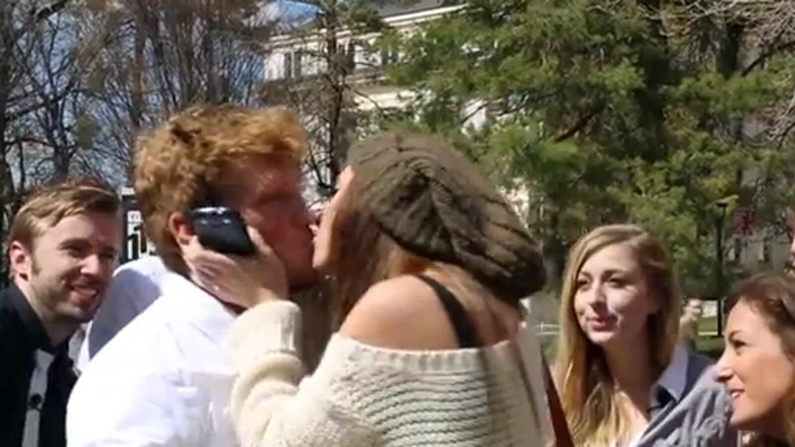 articles/2014/04/18/viral-video-of-the-day-real-life-kiss-the-girl/140418-viralvid-kiss_old4mp