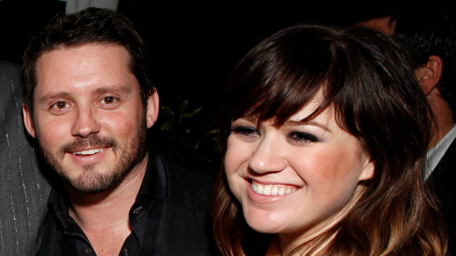 cheats/2012/12/16/kelly-clarkson-gets-engaged/kelly-clarkson-engaged-cheat_ftwhxa