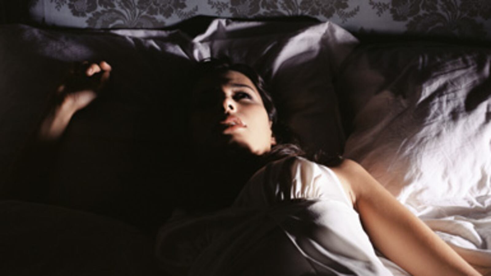 articles/2011/03/10/sleeping-problems-why-you-wake-up-at-night/schwartz-sleep_165498_batukk