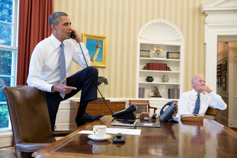 galleries/2013/09/02/president-obama-s-syria-decision-making-photos/130901-obama-syria-foot-desk_tlt55d
