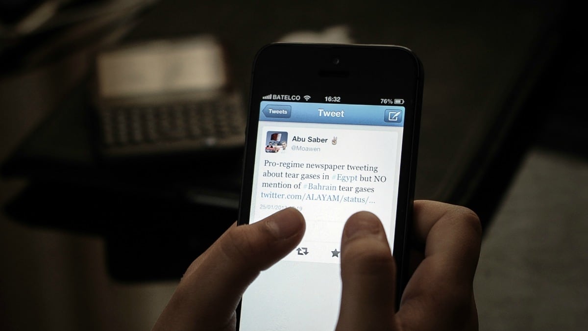 cheats/2013/04/10/social-media-ruins-friendships/social-media-friends-cheat_u7tv4y