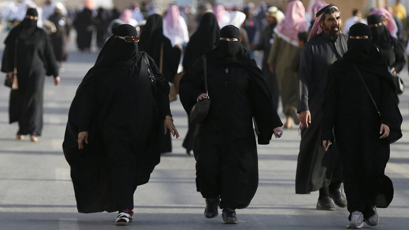 170718-saudi-arrests-woman-miniskirt-cheat_fmnmqx