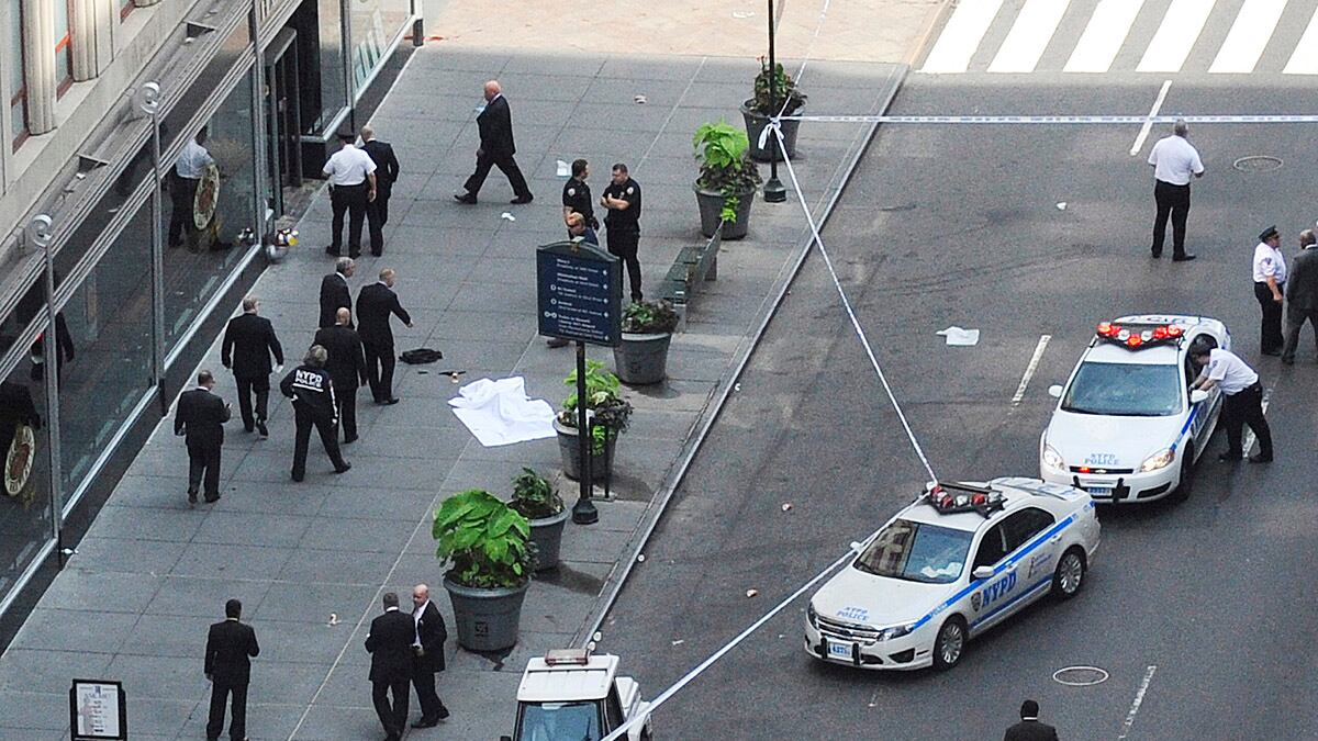 cheats/2012/08/24/2-shot-at-empire-state-building/new-york-shooting-empire-state_rcd9nr