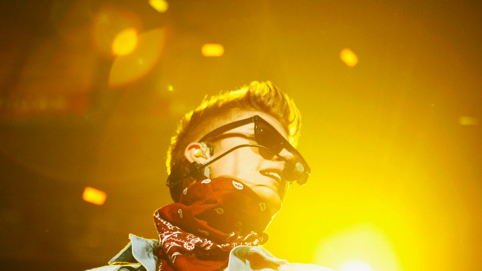 articles/2014/02/21/loserkeepsbieber-means-justin-s-probably-coming-to-america/131223-kameir-bieber_wah1ov