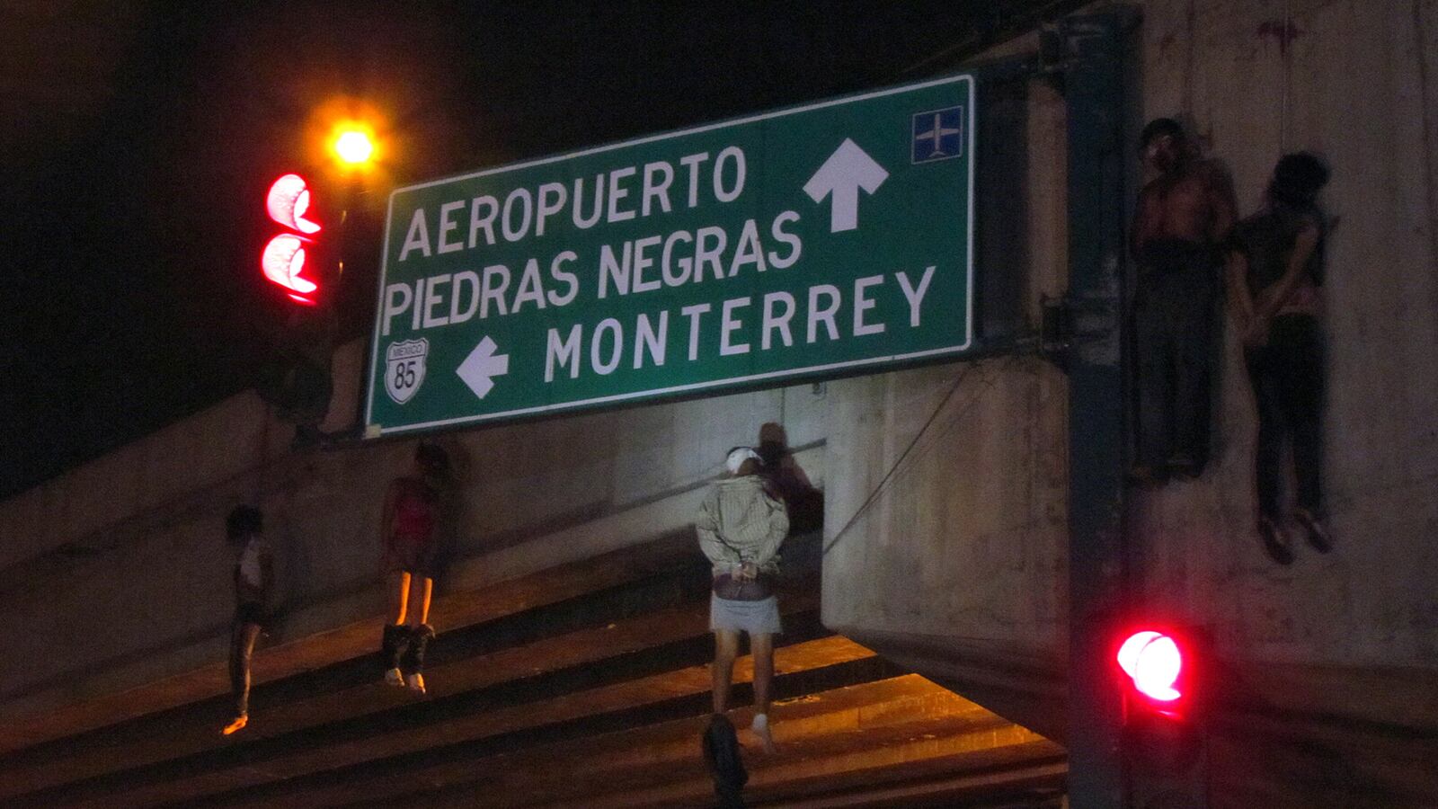 cheats/2012/05/05/23-bodies-discovered-in-mexico/bridge-hanging-mexico-cheat_maoizi