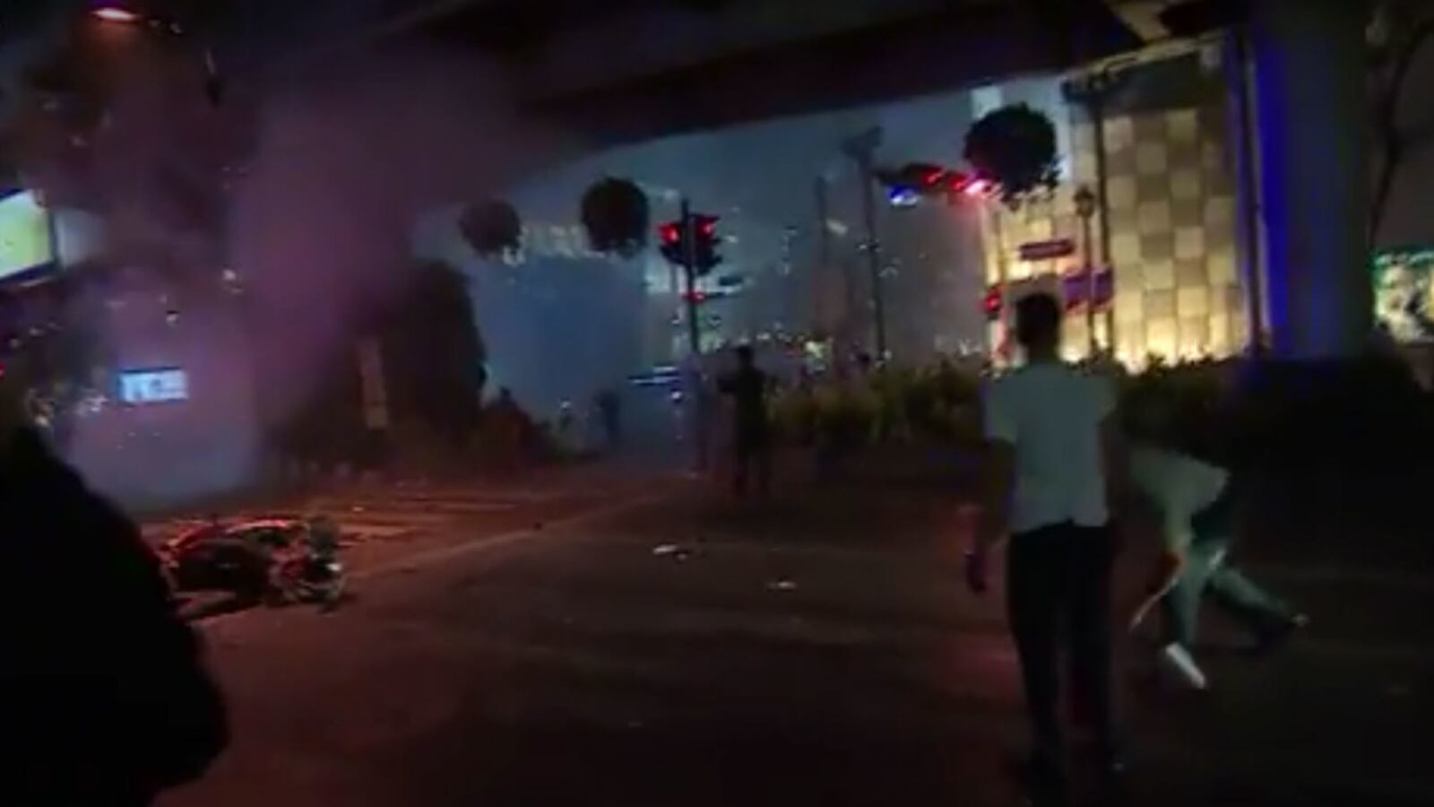 cheats/2015/08/17/12-dead-in-bangkok-shrine-blast/150717-bangkok-blast-cheat_ins3uq