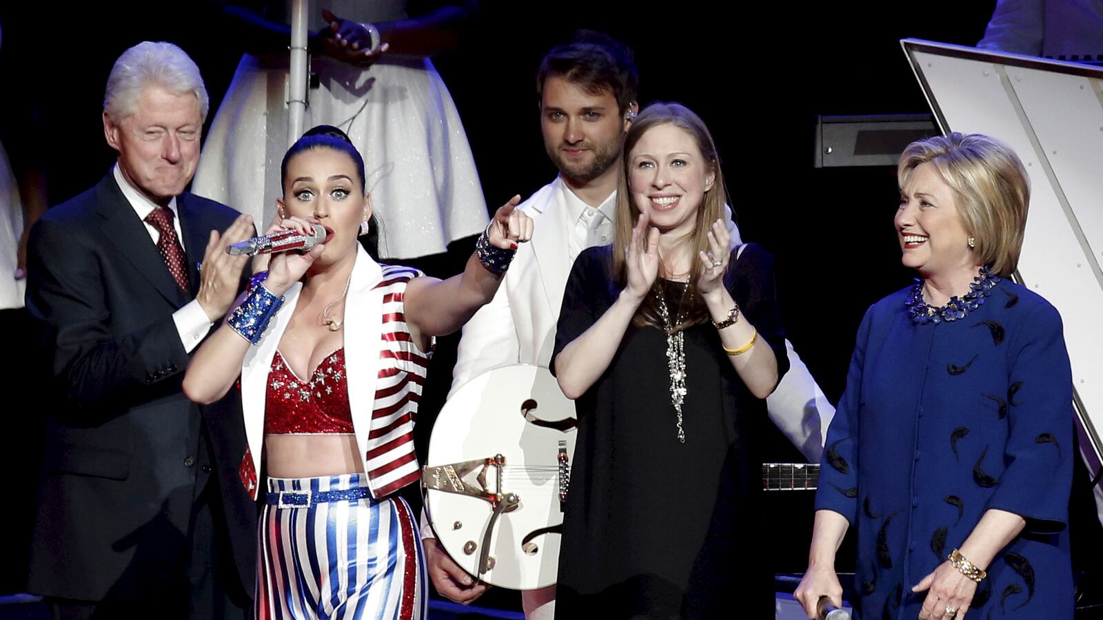articles/2016/03/03/hillary-clinton-s-star-studded-nyc-bash-katy-perry-jamie-foxx-and-more-toast-the-candidate/160302-stern-hillary-tease_g7kci9