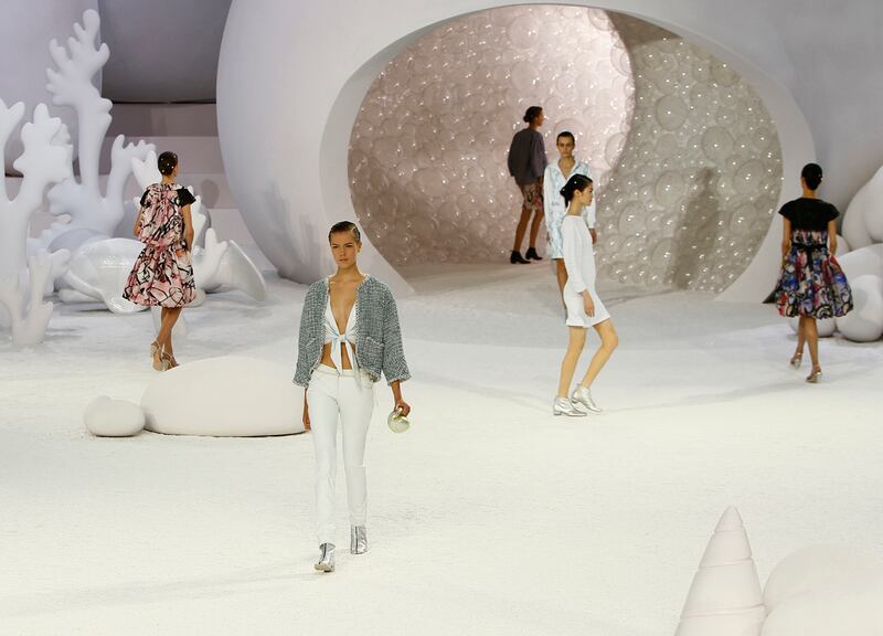 galleries/2011/09/30/paris-fashion-week-spring-summer-2012-photos/paris-fashion-chanel2_ezhxh4