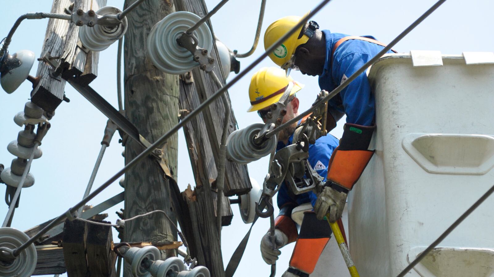 articles/2012/07/02/power-lines/power-outage-could-a-week-cheat_efdz8u