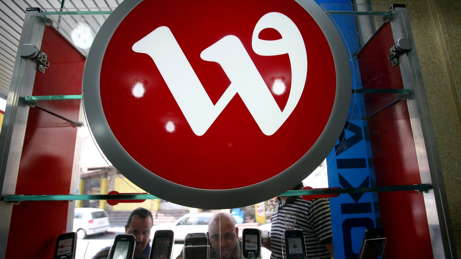 articles/2012/06/08/imagining-a-palestinian-economy/wataniya-cellphones-openz_yvezem