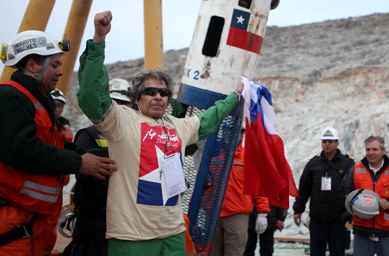 galleries/2010/10/13/chilean-miners-rescue-photos/chilean-miners-6_ricofh