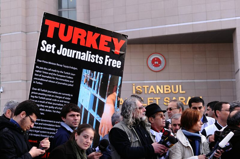articles/2011/12/21/has-the-committee-to-protect-journalists-betrayed-turkey-s-journalists/turkey-continues-to-arrest-journalists_miyqym