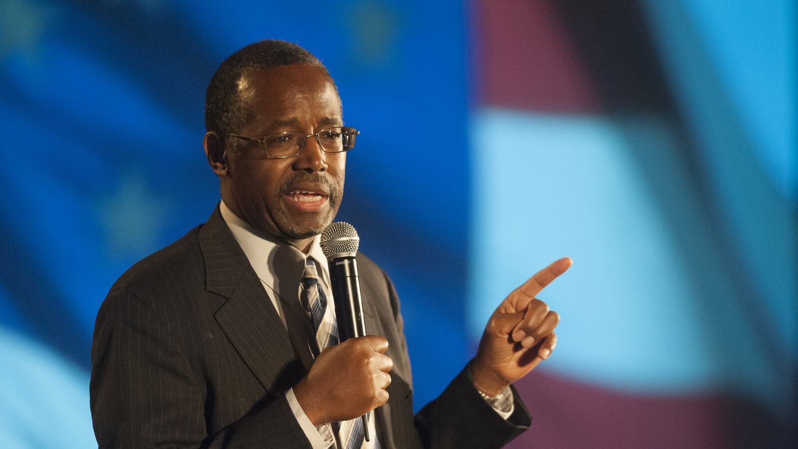 articles/2014/11/12/ben-carson-s-bizarrely-serious-seriously-bizarre-campaign-crew/141111-nuzzi-carson-tease_eif3ei