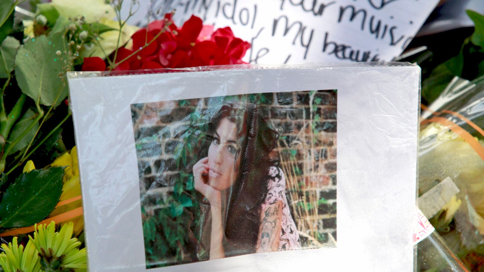 cheats/2011/07/25/amy-winehouse-funeral-set-for-tuesday/winehouse-funeral-cs_kmujnz