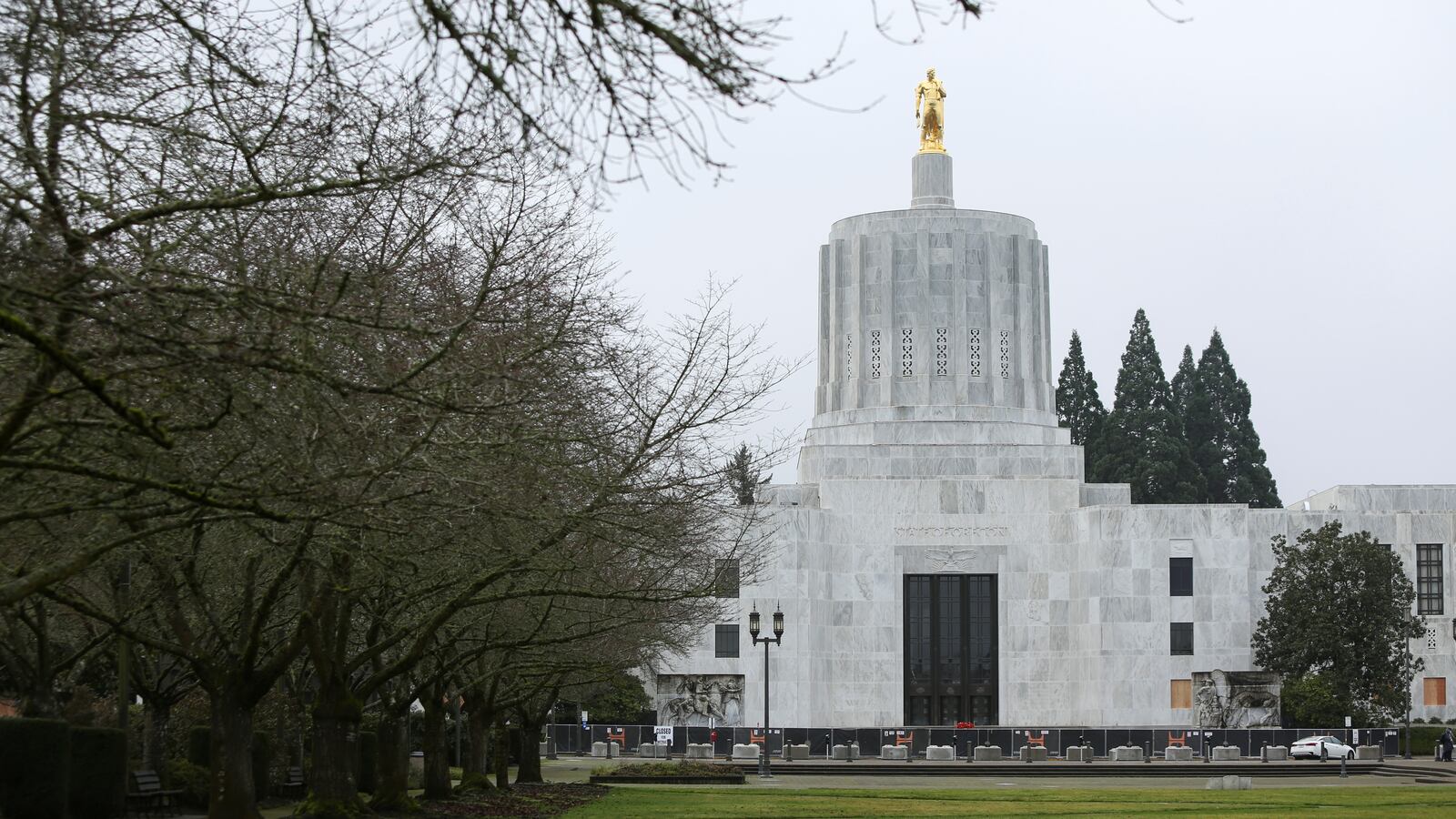 2021-01-17T183736Z_1094674256_RC2U9L9E8ZBE_RTRMADP_3_USA-TRUMP-PROTESTS_1_b7teze