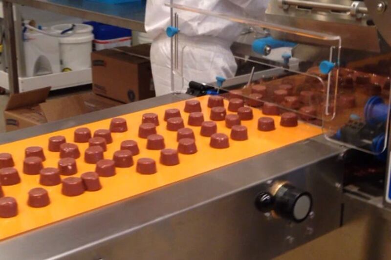 articles/2014/04/24/oscar-murillo-opens-the-tastiest-art-exhibit-at-david-zwirner/140423-oscar-murillo-jones1a-tease_arhjgk