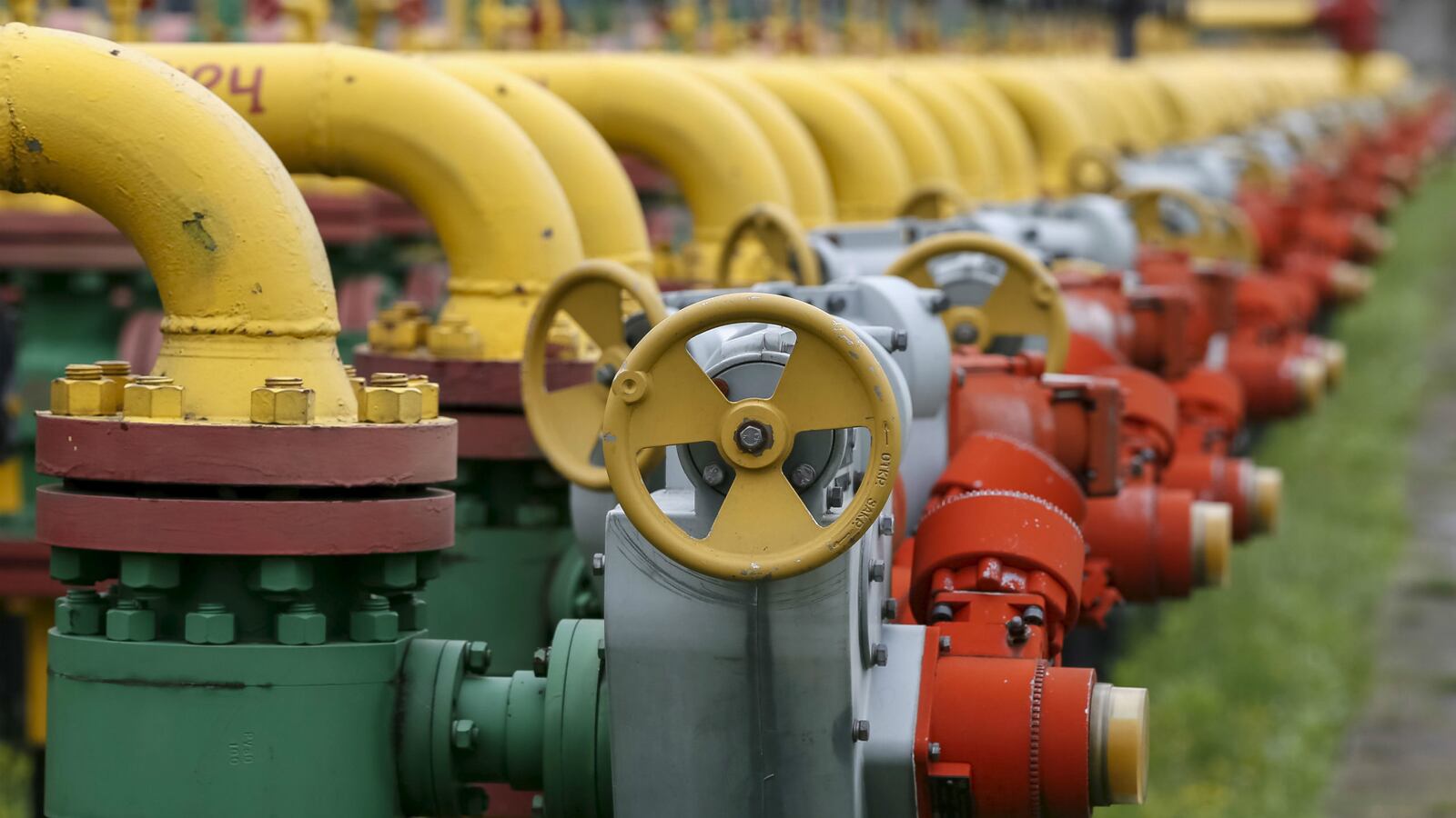 cheats/2015/11/25/russia-s-gazprom-to-halt-gas-to-ukraine/151125-gazprom-turned-off-ukraine-cheat_jurhkw