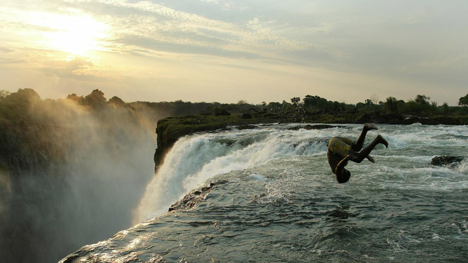 articles/2014/09/09/how-i-got-addicted-to-africa-and-wrote-a-thriller-about-it/140908-moss-africa-tease_jml2jm