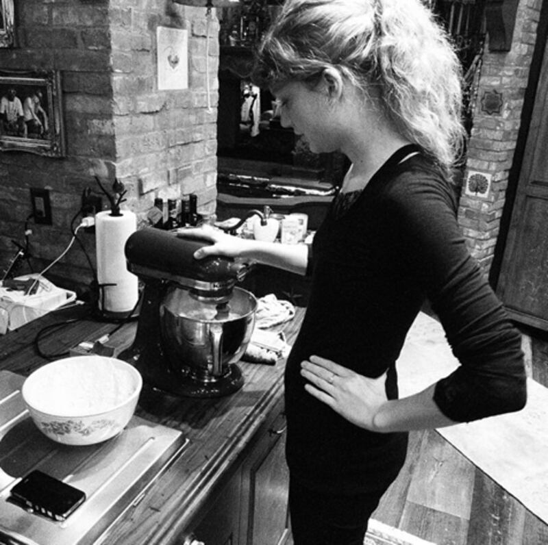 galleries/2011/12/04/taylor-swift-victorias-secret-and-more-celebrity-twitter-photos/celeb-twit-pics-swift_rikjlk