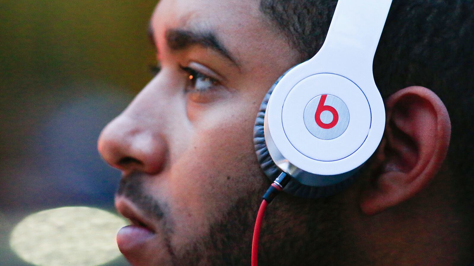 articles/2015/05/05/apple-wants-to-end-spotify-s-free-ride/150505-joiner-apple-tease_pcmh40