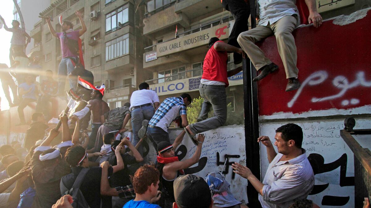 cheats/2011/09/10/israeli-diplomats-flee-egypt/egypt-israeli-embassy-riots-cheat_n6ckfu