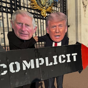27 April 2026, Great Britain, London: Two men wearing the masks of US President Donald Trump and King Charles III stand outside Buckingham Palace in London. A protest by the "Stop Trump Coalition" group took place in the British capital. The Trump opponents are opposing the state visit by the British king, who is traveling to the USA with Queen Camilla on Monday. Photo: Patricia Bartos/dpa (Photo by Patricia Bartos/picture alliance via Getty Images)