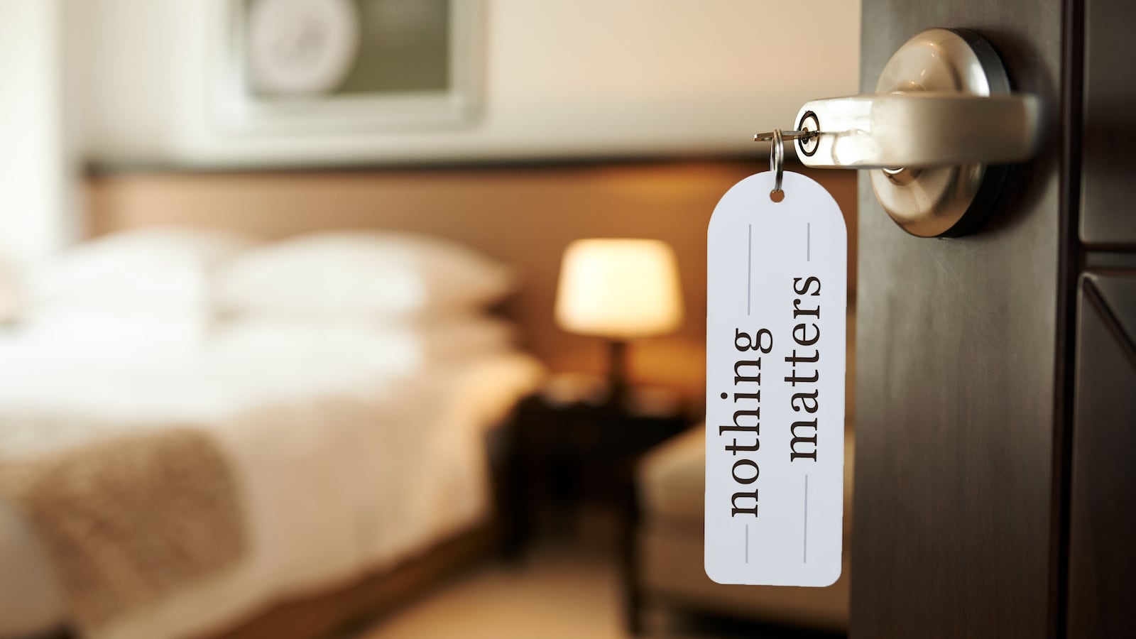 181121-dermeer-hotel-dread-tease_bq2osk