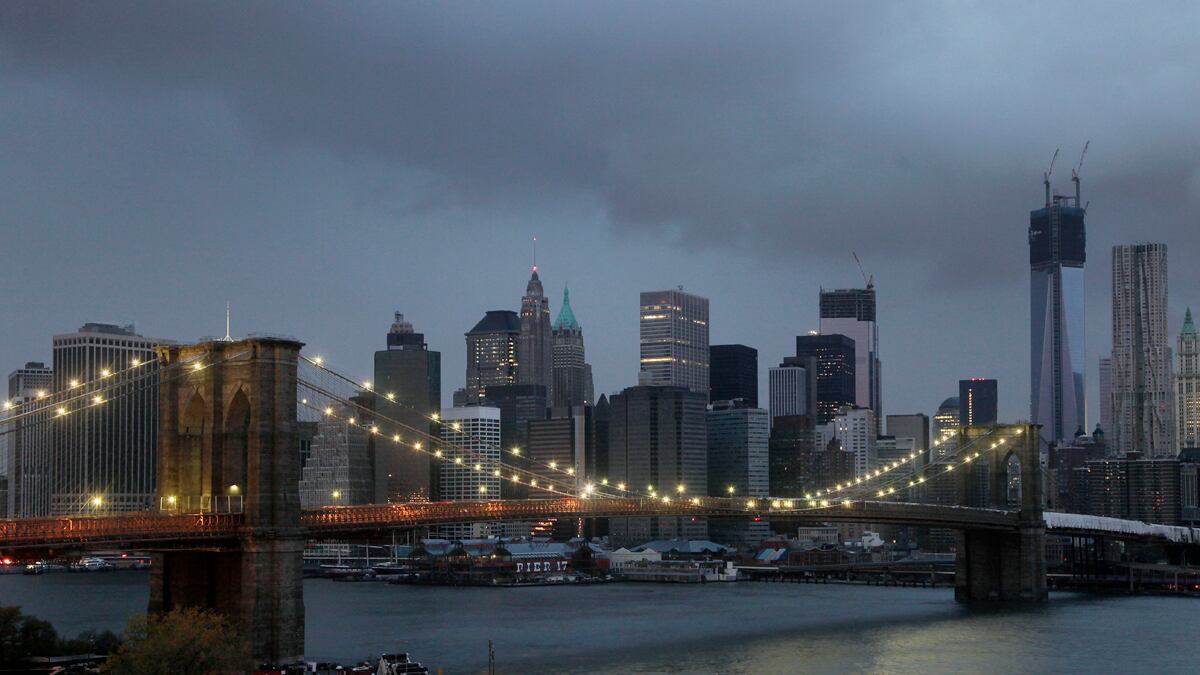 articles/2012/10/30/in-the-aftermath-of-hurricane-sandy-manhattanites-assess-the-damage/deluca-sandy-nyc-downtown-aftermath_hhvy1o