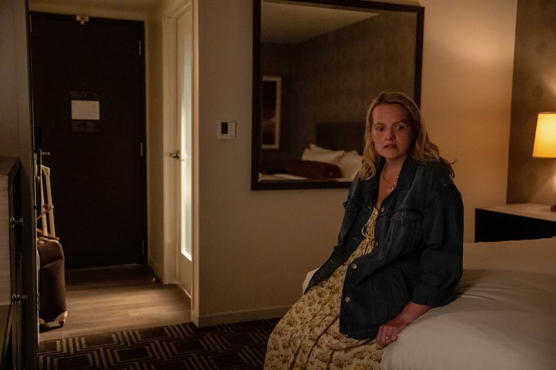 Elisabeth Moss in Imperfect Women.