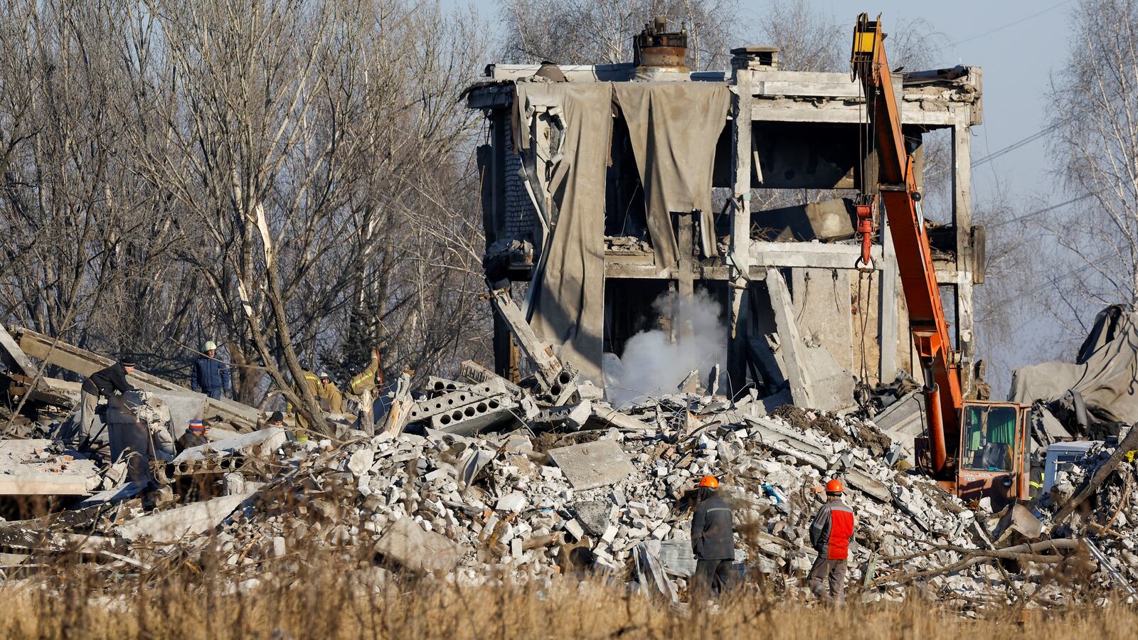 2023-01-03T092719Z_1707852092_RC2XIY9AOC8T_RTRMADP_3_UKRAINE-CRISIS-MAKIIVKA-SHELLING_kqdgpn
