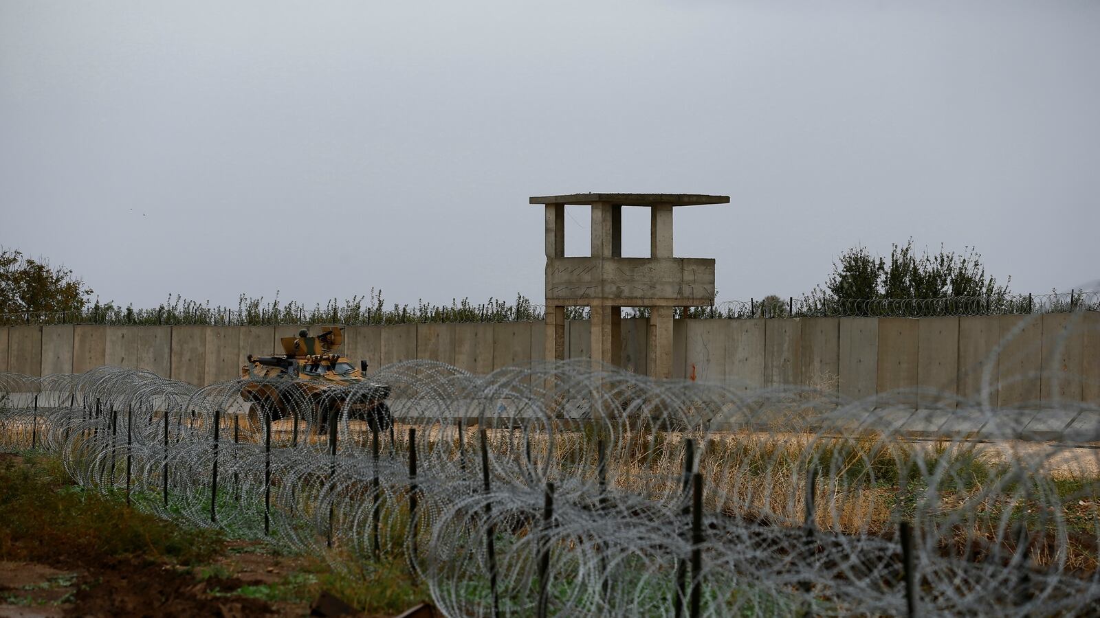 cheats/2017/03/04/plane-crashes-near-syria-turkey-border-officials-say/170304-syria-turkey-plane-crash-cheat_nvxuqg