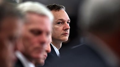 articles/2010/12/01/julian-assange-should-espionage-act-be-used-against-him/carter-assange_144619_r4nlvc