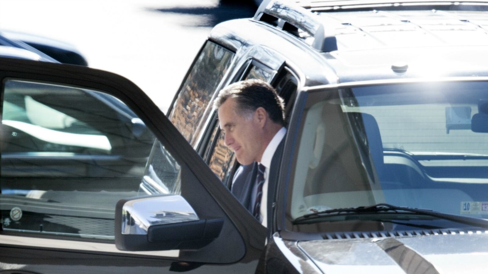 cheats/2012/11/29/romney-pulls-up-to-the-white-house/romney-obama-lunch-cheat_wewnm6