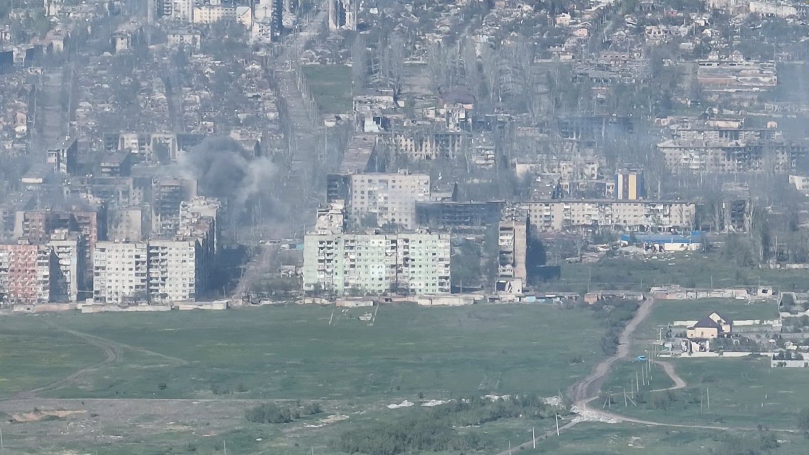 2023-05-08T132440Z_906507266_RC2DU0A4O1W7_RTRMADP_3_UKRAINE-CRISIS-BAKHMUT-DRONE_ucpudb