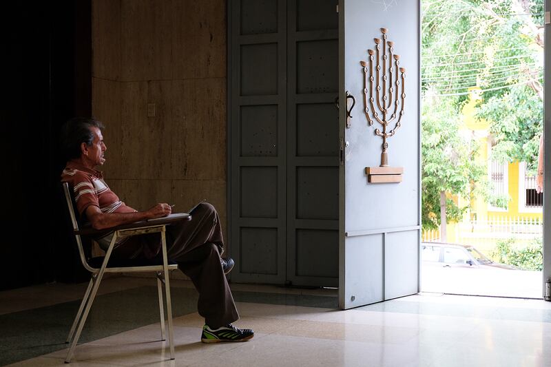 galleries/2015/10/18/old-jerusalem-in-new-havana/151015-cuba-jewish7_ymenvs