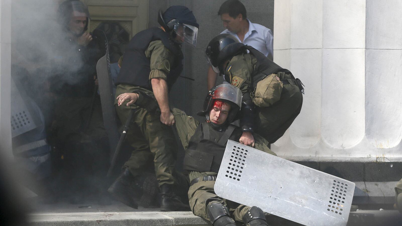 galleries/2015/08/31/protesters-clash-with-police-in-ukraine-photos/150831-ukraine-clashes6_ulwzgi